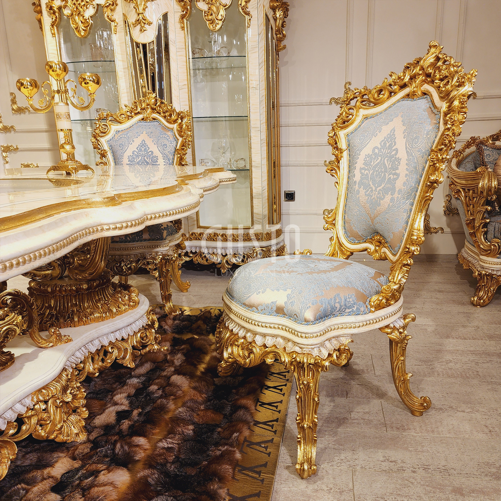 Palazzo Classic Dining Set